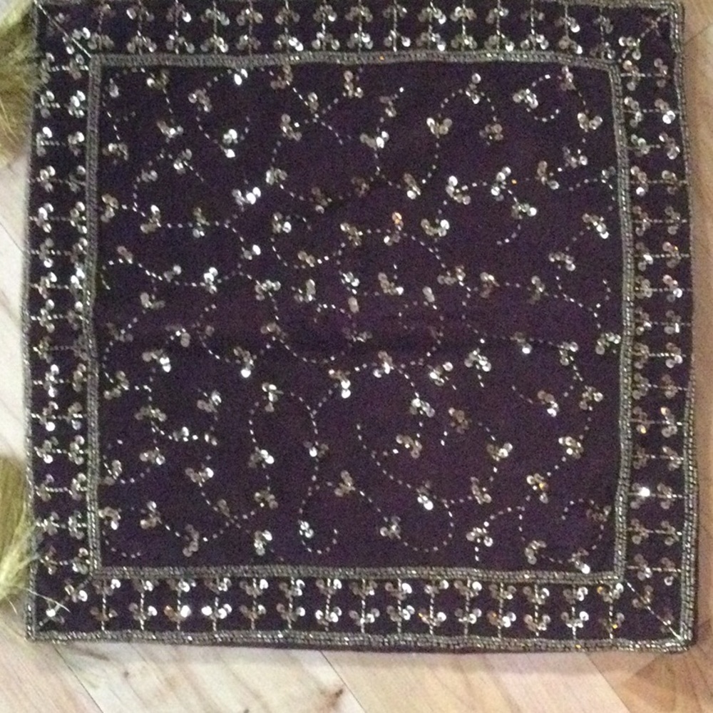 Vintage Mantle cover and 2 Pillow Covers. - Picture 3 of 5